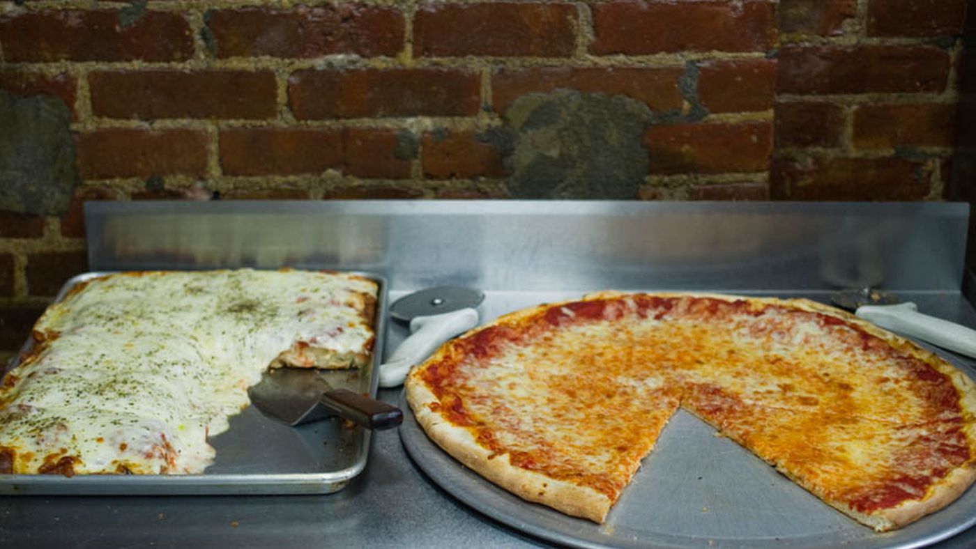 What Is New York Style Pizza: Understanding the Characteristics of NY-Style Pizza